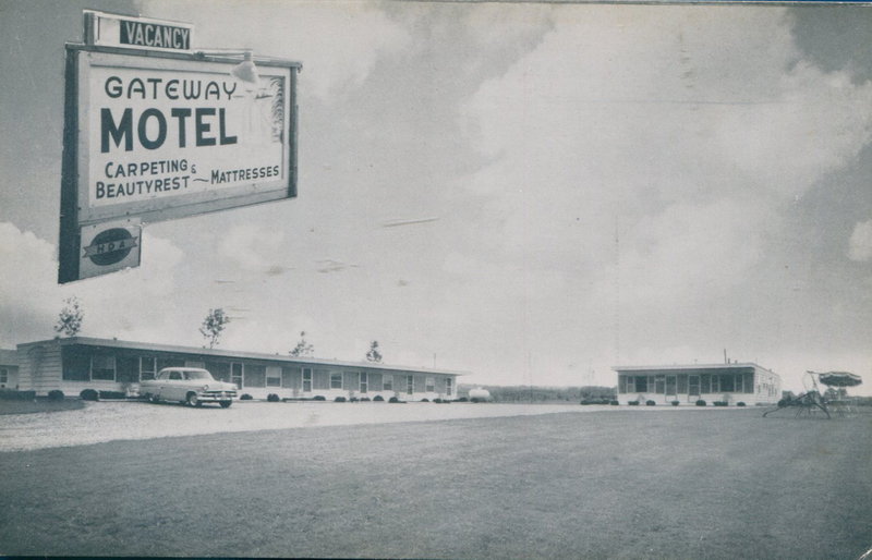 Gateway Motel - Vintage Postcard (newer photo)
